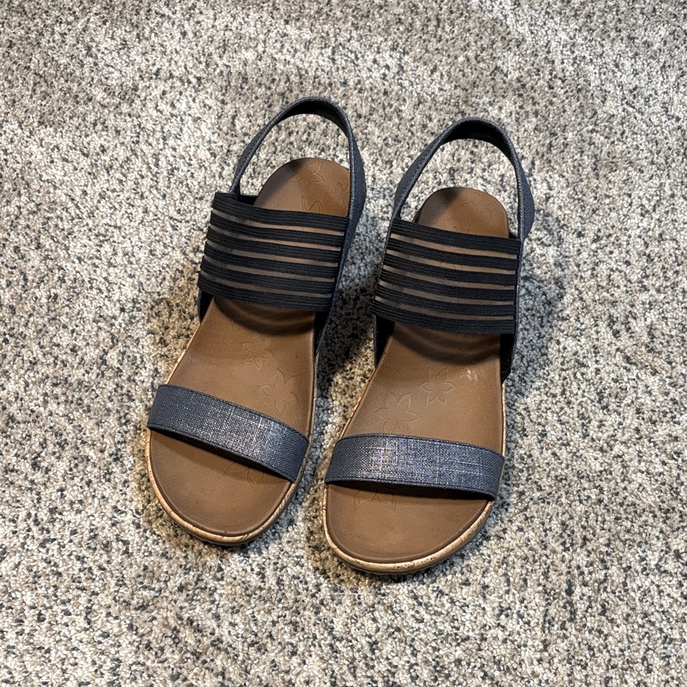 Women’s Relaxed Fit Skechers Shoes Size 9